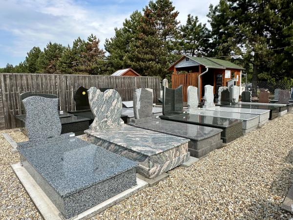 Hogyan válasszunk síremléket? – Útmutató a tartós és esztétikus megoldásokhoz